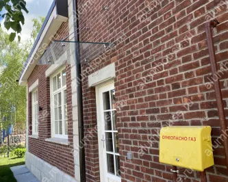 Стеклянный козырек на растяжках над входом в котельную