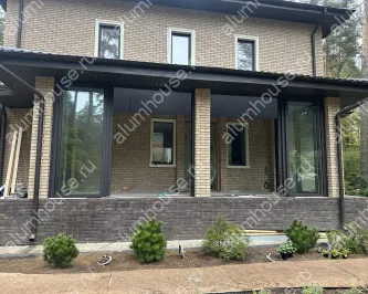 Остекление веранды раздвижными панорамными дверьми от пола до потолка