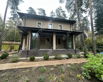 Остекление веранды раздвижными панорамными дверьми от пола до потолка