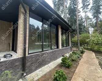 Остекление веранды раздвижными панорамными дверьми от пола до потолка