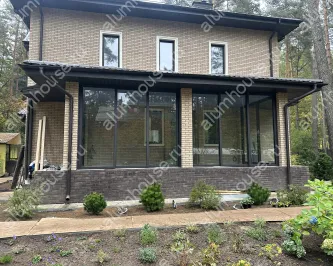 Остекление веранды раздвижными панорамными дверьми от пола до потолка