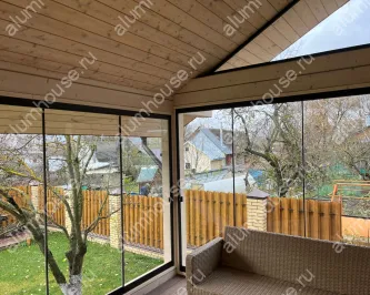 Алюминиевое раздвижное безрамное остекление веранды