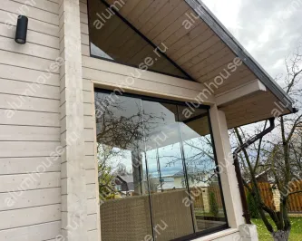 Алюминиевое раздвижное безрамное остекление веранды