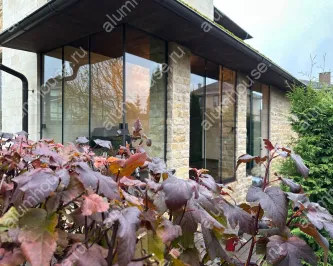 Безрамное раздвижное остекление веранды со стеклянным углом