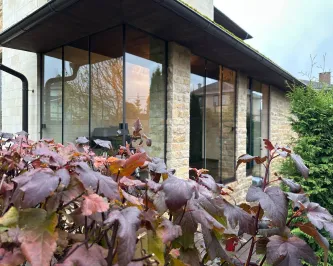 Безрамное раздвижное остекление веранды со стеклянным углом