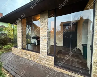 Безрамное раздвижное остекление веранды со стеклянным углом