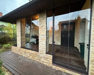 Безрамное раздвижное остекление веранды со стеклянным углом