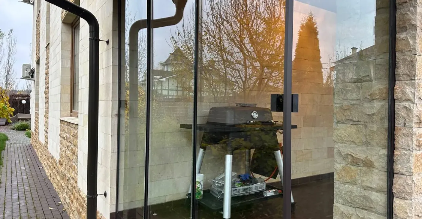 Безрамное раздвижное остекление