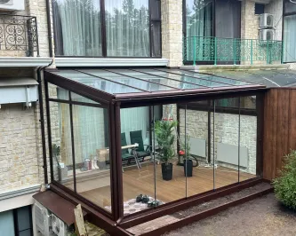 Холодный зимний сад из алюминия с раздвижными стеклянными дверьми