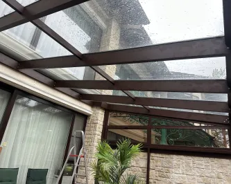 Холодный зимний сад из алюминия с раздвижными стеклянными дверьми