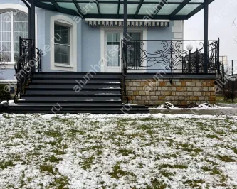 Стеклянный навес над террасой из алюминия