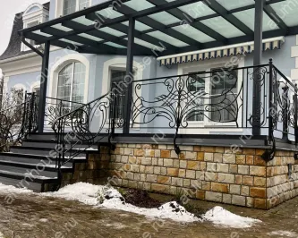 Стеклянный навес над террасой из алюминия