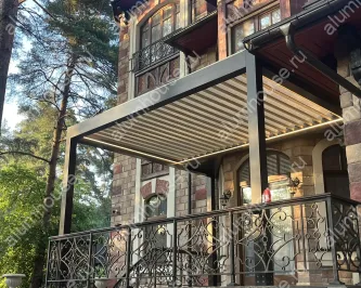 Алюминиевая пергола биоклиматик с поворотными ламелями и подсветкой пристроенная к эркеру