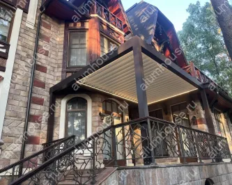 Алюминиевая пергола биоклиматик с поворотными ламелями и подсветкой пристроенная к эркеру