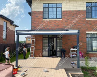 Односкатная пергола к дому с подсветкой