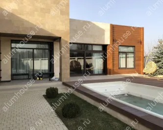 Остекление загородного дома раздвижными дверьми