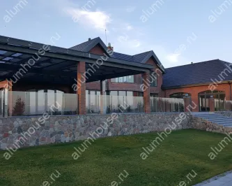 Стеклянное ограждение на стойках для террасы