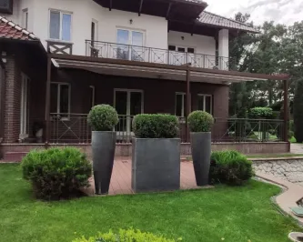 Алюминиевая пергола со складным тентом на террасе