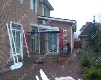 Стеклянная тамбурная пристройка к дому