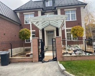 Большой стеклянный навес над входом частного дома