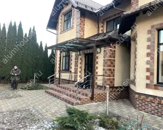 Стеклянный навес на болтовом соединении с триплексом