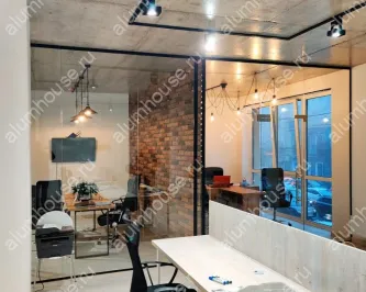 Перегородка из стекла для зонирования помещения