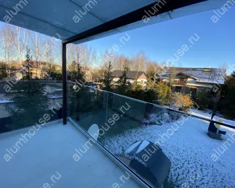 Стеклянный навес и ограждение пристроенные к зимнему саду