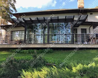 Стеклянная пристройка с безрамным остеклением и стеклянной крышей