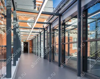 Остекление перехода между зданиями на спайдерах