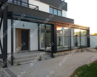 Зимний сад из алюминия с раздвижными дверьми на фасаде