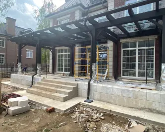 Стеклянный навес с электрообогревом на деревянном каркасе