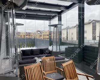 Стеклянная веранда на металлическом каркасе со стеклянной крышей