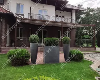 Алюминиевая пергола со складным тентом на террасе