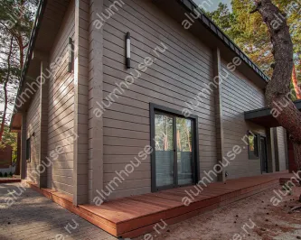 Фасадное остекление дома из бруса алюминиевыми окнами и дверьми