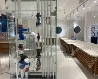 Стеклянный куб с распашными дверьми