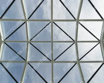 Стеклянная крыша купольной формы