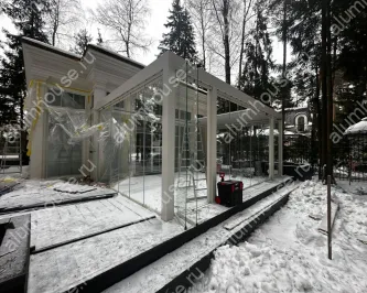 Пергола со складным безрамным остеклением