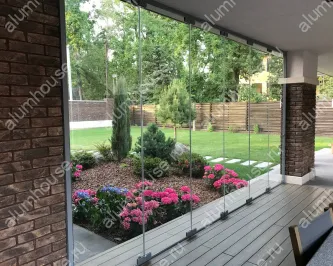 Холодное остекление гармошкой летней кухни