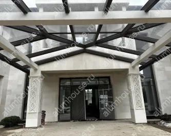 3х скатный металлический навес со стеклом