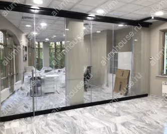 Безрамные раздвижные стеклянные перегородки в офисе