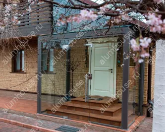 Цельностеклянный тамбур со стеклянной крышей