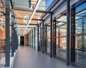 Остекление перехода между зданиями на спайдерах