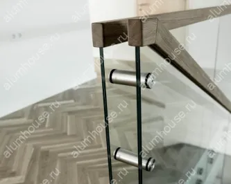 Стеклянное ограждение лестницы на точках