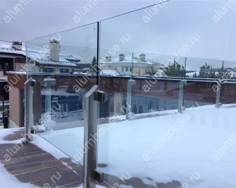 Стеклянное ограждение на крыше террасы