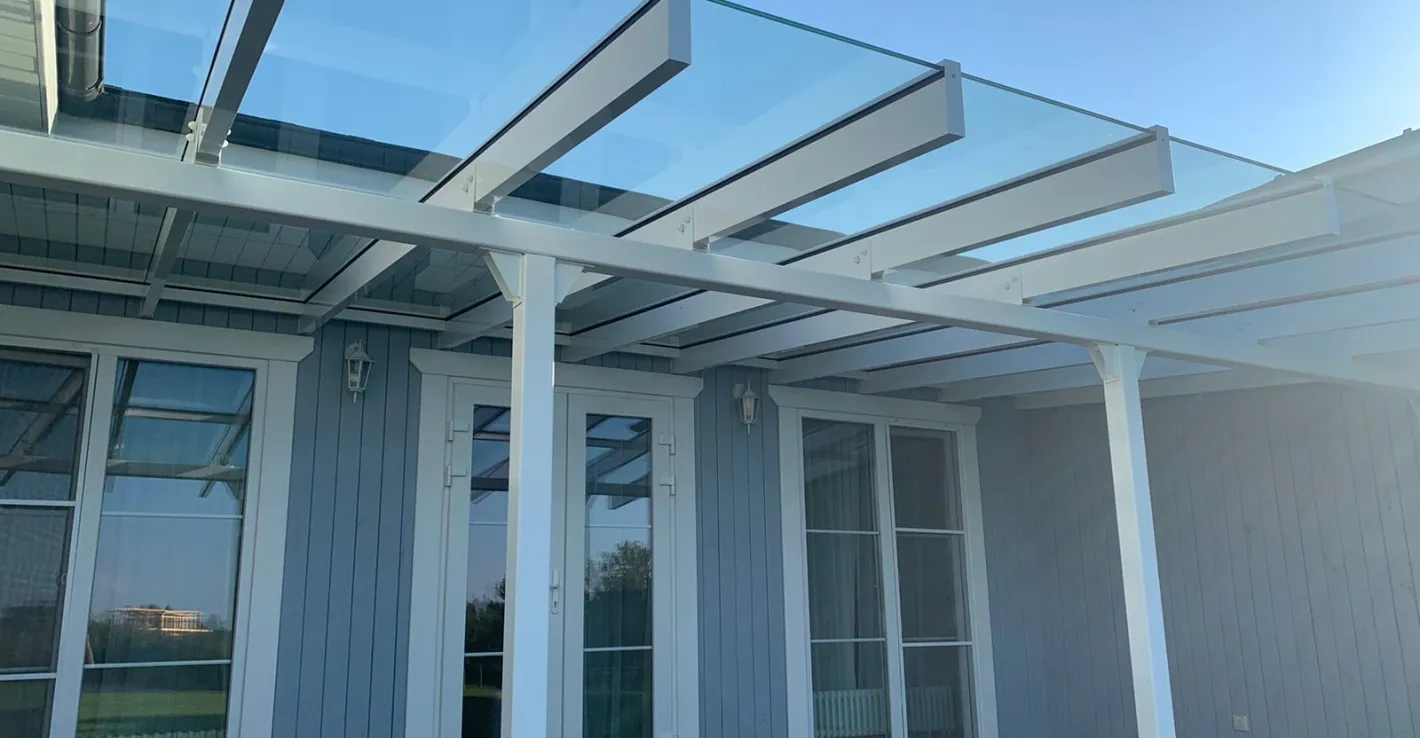 Односкатный стеклянный навес защищает вход и пропускает больше света.