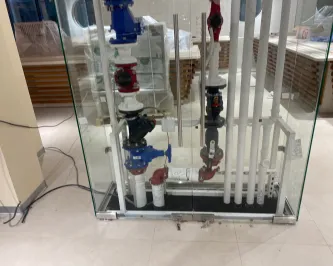 Стеклянный куб с распашными дверьми