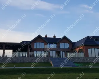 Стеклянное ограждение на стойках для террасы