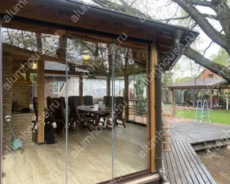Безрамное остекление беседки из клееного бруса