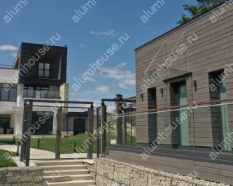 Остекление современного загородного дома