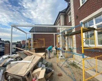 Большой стеклянный навес над входом частного дома